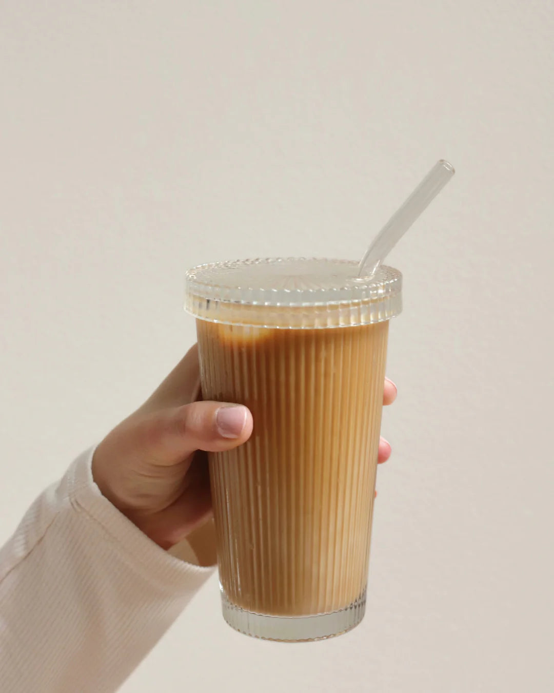 Gobelet côtelé &quot;tumbler&quot; avec paille